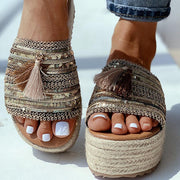 Thick-soled beach slipper with tassels